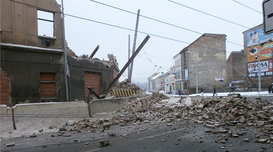 Trosky domu spadly na frekventovanou kiovatku mezi centrem Ústí, trmickým