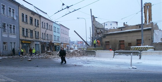 Kruhový objezd a autosalon vyrostou na míst, kde v únoru 2013  zavalily silnici sutiny z demolovaného domu.