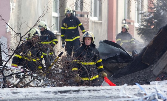 Na míst exploze plynu v bytovém dom zasahovaly desítky hasi, policist a zdravotník.