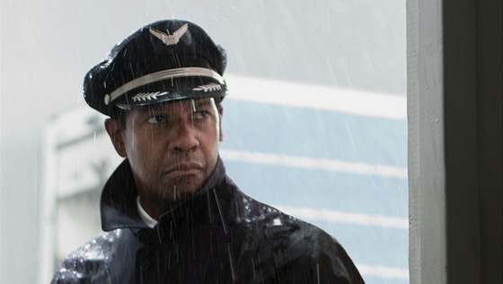 Pilot, jeho ztvárnil Denzel Washington, pozná, jaké je být hrdinou i vyvrhelem.