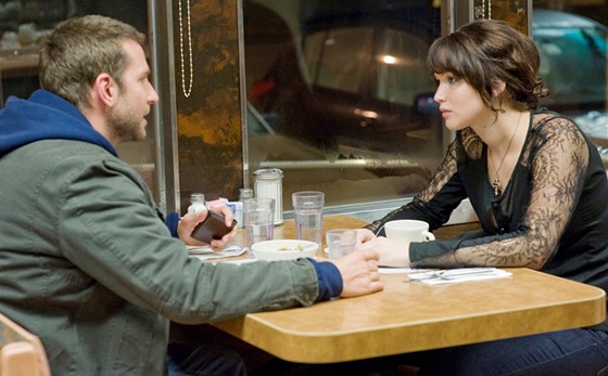 Bradley Cooper a Jennifer Lawrenceová ve filmu Terapie láskou