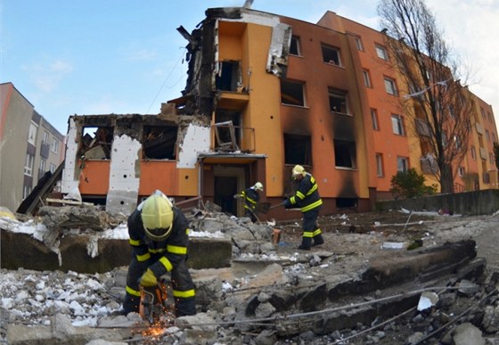 Blok dom dva dny po výbuchu. zayímco zniená bytovka zcela vlevo u zmizela, nyní se zpevují zbývající dva vchody.