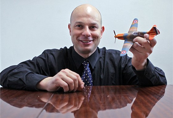 Filip Zejda provozuje leteckou kolu a vlastní letit. Jako letecký instruktor