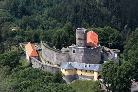 Hrad Svojanov steil od 13. století hranici mezi Moravou a echami. Karel IV....