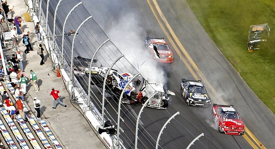 Kyle Larson (íslo 32) pi nehod v závodu NASCAR v Dayton. 