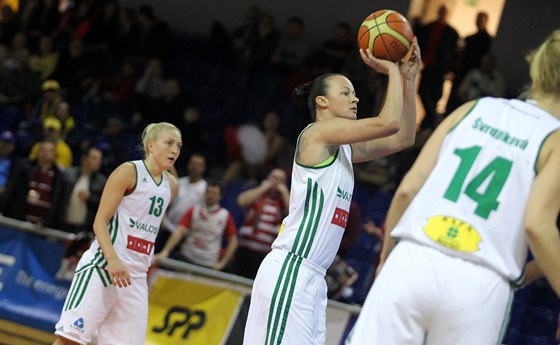 Momentka z utkání basketbalistek Valosunu Brno