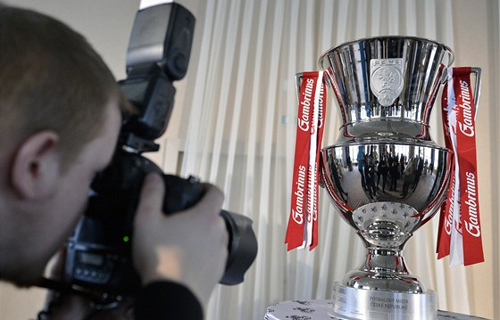 Nová trofej pro vítze fotbalové Gambrinus ligy byla slavnostn pedstavena 27....