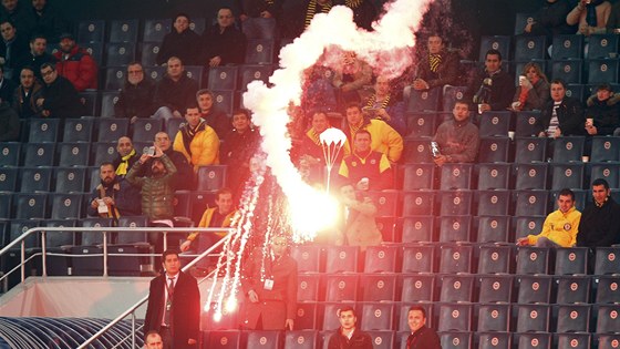 BALONEK S PYROTECHNIKOU. Fanouci Fenerbahce Istanbul na stadion v utkání proti