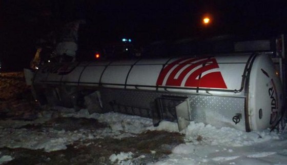 Na silnici I/22 v úterý 26. února havarovala cisterna s mlékem. Cisterna se