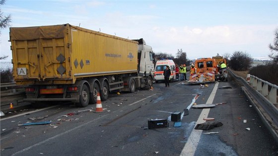 Nehoda nákladního auta a dodávky udrby silnic zablokovala rychlostní silnici