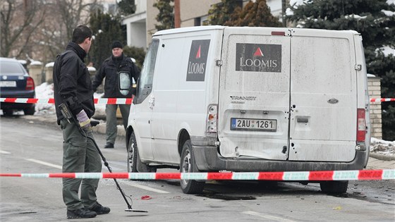 Policie marn pátrá po trojici lupi, která v únoru pepadla v Pemyslovicích vz peváející peníze. Uloupila 33 milion korun.