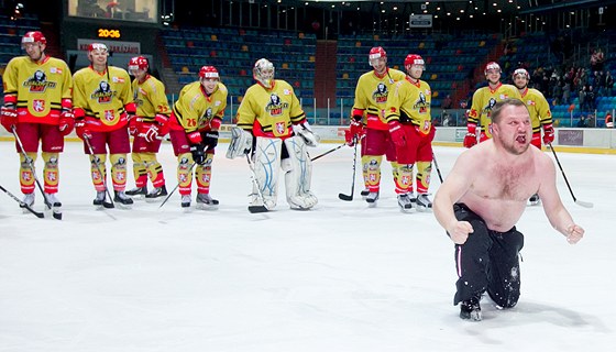 Kustod Martin Kratochvíl ví, jak vyhecovat hokejisty Hradce Králové. Takto