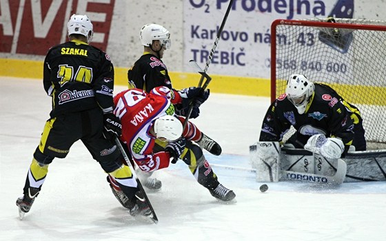 TEBÍ, TE BRNO. Zlín v Janu Káovi (na snímku v erveném) nevidl perspektivu, jeho odchovanec hrál v poslední sezon v Tebíi, nyní válí extraligu v Komet Brno.