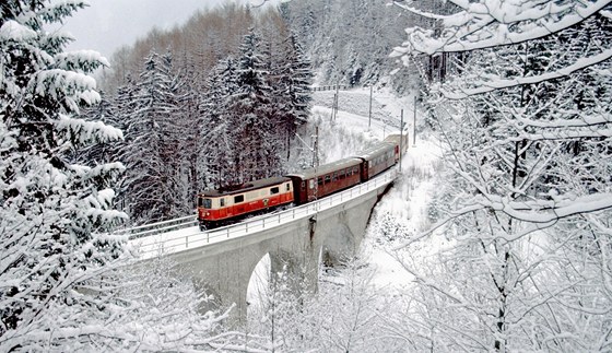 Zimní pohled na Mariazellskou dráhu (Heugraben Viadukt)