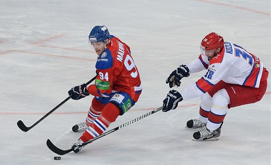 Mikko Mäenpää z celku Lev Praha (vlevo) veze puk ped Viktorem Kozlovem z CSKA