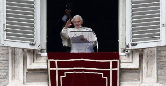Pape Benedikt XVI. naposledy pronesl ped vícími modlitbu Andl Pán. 