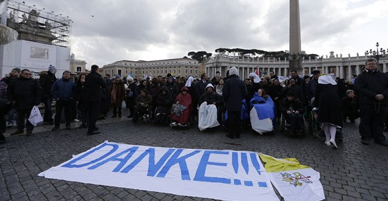 Odcházejícímu papeovi dkovali vící i v jeho rodné nmin. 