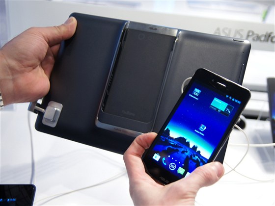 Asus PadFone Infinity na veletrhu MWC v Barcelon