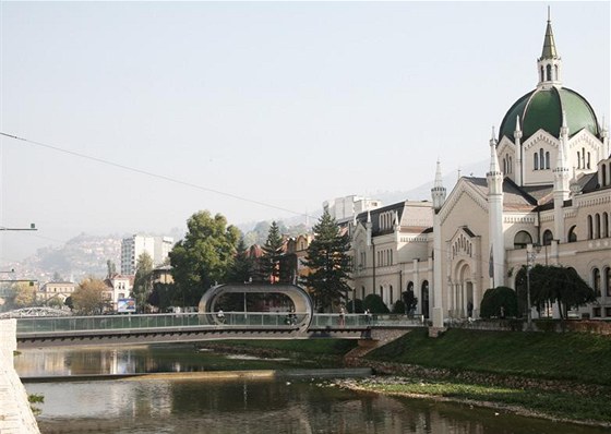 Most pes eku Miljacka dostal latinský název Festina Lente - Spchej pomalu. 