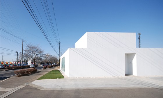 inii Ogawa ji tém ticet let modifikuje prostý koncept betonové slupky s