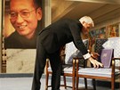 Pedseda Nobelova výboru pokládá plaketu a medaili pro Liou Siao-poa na