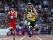 Oscar Pistorius na paralympid v Londn bhem zvodu na 100 metr v kategorii