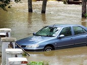 Rozvodněná Vltava a Polečnice zatopily v létě 2002 krumlovská sportoviště. V... Rozvodněná Vltava a Polečnice zatopily v létě 2002 krumlovská sportoviště. V...