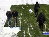 Dobrovolnci uklzej snh na libereckm stadionu ped derby s Jabloncem. 