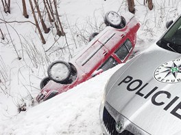 Osobní auto sjelo do píkopy u Beova nad Teplou (23. února 2013).