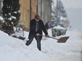 Míkovice na Kromísku zasypal v noci na 23. února sníh.