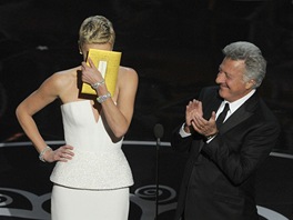 Oscar 2013 - stydlivá Charlize Theronová a Dustin Hoffman
