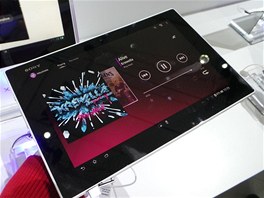 Tablet designem navazuje na smartphone Xperia Z, ostatn také se jmenuje Xperia...