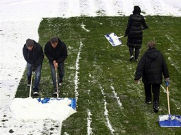 Dobrovolníci uklízejí sníh na libereckém stadionu ped derby s Jabloncem. 