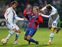 FAUL. Plzeský záloník Frantiek Rajtoral se probíjí obranou Neapole.