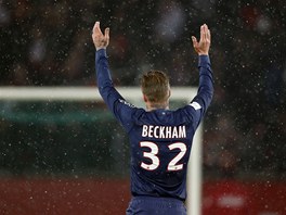 Záloník David Beckham u hraje za Paris St. Germain.