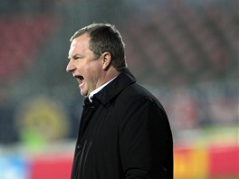 Nespokojený trenér Pavel Vrba diriguje plzeské fotbalisty.
