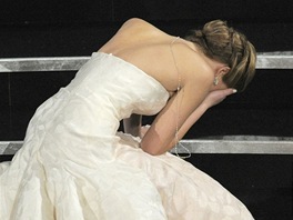 Jennifer Lawrence cestou na jevit upadla.