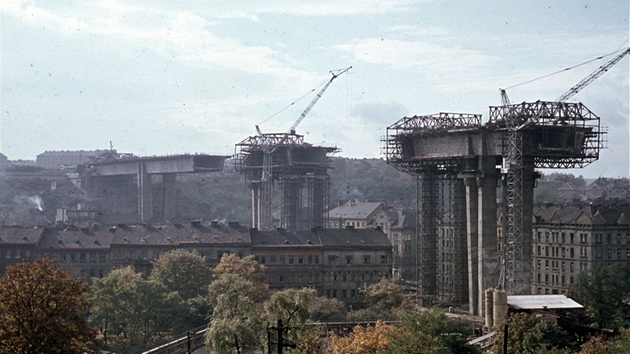 V roce 1968 se mylenka podpovrchov dopravy zmnila v metro. Na snmku vidte rozestavn most ze zmnnho roku. Vznikal nakonec na nvrh architekt z Projektovho stavu dopravnch a inenrskch staveb Vojtcha Michlka, Stanislava Hubiky a Svatopluka Kobra.