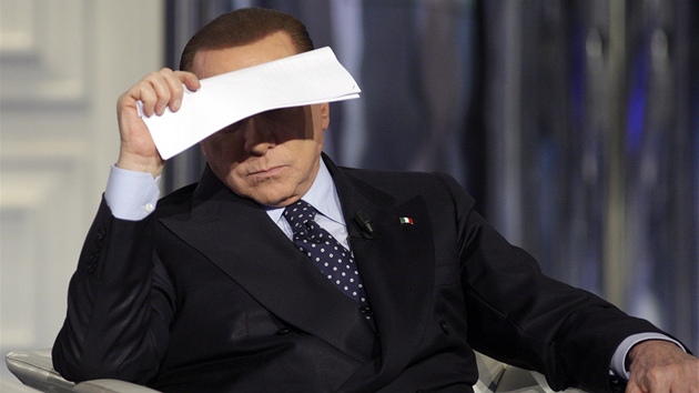 Nkdej italsk premir Silvio Berlusconi bhem vystoupen v televizn stanici RAI (20. nora 2013)