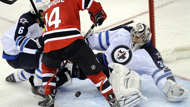 Brank Winnipegu Ondej Pavelec likviduje dal ton pokus New Jersey.