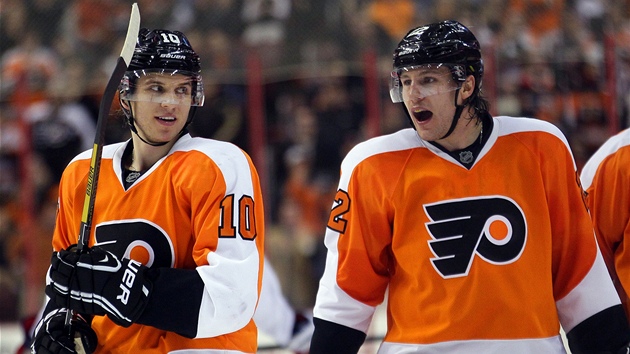 BRATI V DRESU PHILADELPHIE. Brayden Schenn (vlevo), pozoruje svho bratra Lukea.