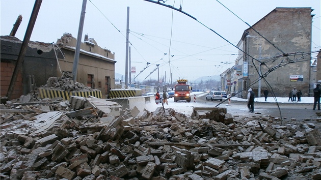 Trosky domu spadly na frekventovanou kiovatku mezi centrem st, trmickm Globusem a vpadovkou na Teplice.