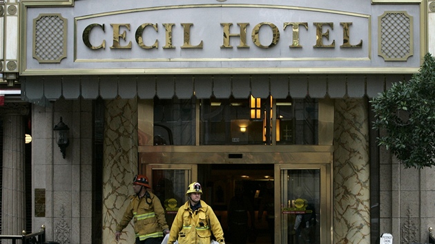 Hasii u vchodu do recepce hotelu Cecil, kde nali tlo mrtv Kanaanky. (19. nora 2013)