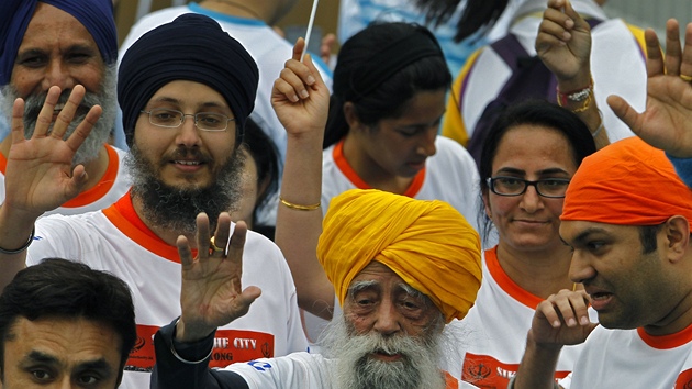 101let bec Fauja Singh na zvod v Hong Kongu (na snmku se lutm turbanem)