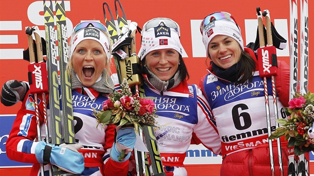 NORSK NADVLDA. Skiatlon na mistrovstv svta ve Val di Fiemme ovldla Marit Bjrgenov (uprosted), druh byla Therese Johaugov (vlevo) a tet Heidi Wengov.
