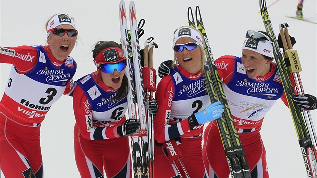 NORSK NADVLDA. Skiatlon na mistrovstv svta ve Val di Fiemme ovldla Marit Bjrgenov (vpravo). 