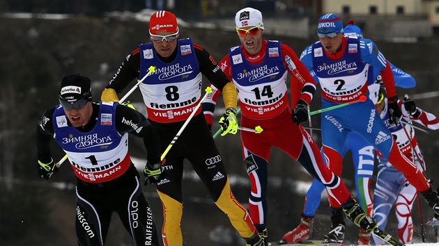 VEDOUC SKUPINKA. Dario Cologna v ele skiatlonu na 2x15 km na mistrovstv svta ve Val di Fiemme.