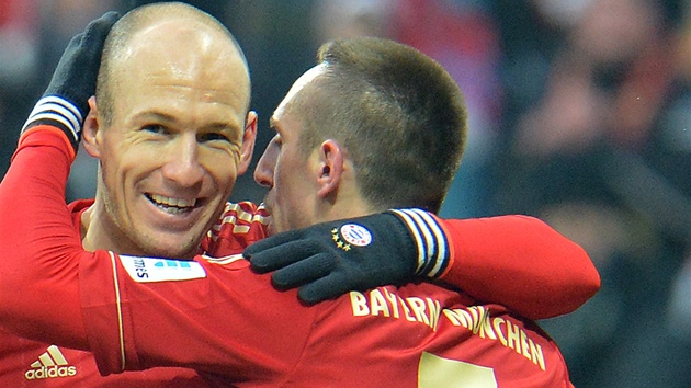 HVZDY SE OBJMAJ. Franck Ribry (vpravo) a Arjen Robben slav jeden ze esti gl pi kanond Bayernu do st Brm.