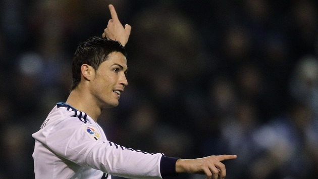 DEJ MI TO NA KDLO. Portugalsk tonk Cristiano Ronaldo gestikuluje smrem ke spoluhrm z Realu Madrid.