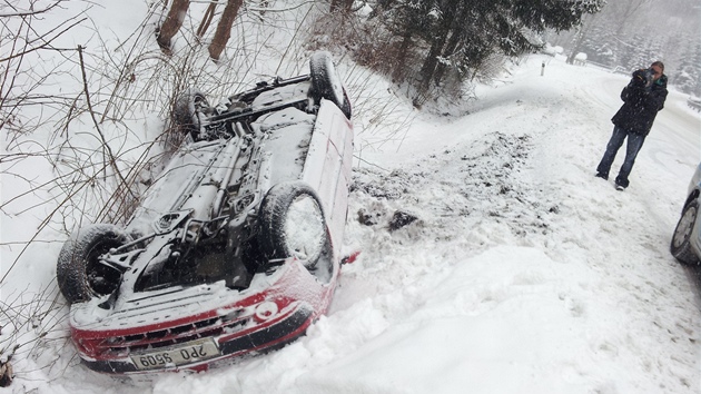 Osobní auto sjelo do píkopy u Beova nad Teplou (23. února 2013).